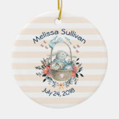 卵と花が入ったかごの中のかわいいかわいらしバニー セラミックオーナメント (正面)