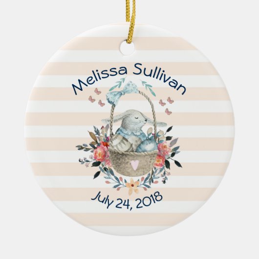 卵と花が入ったかごの中のかわいいかわいらしバニー セラミックオーナメント (正面)