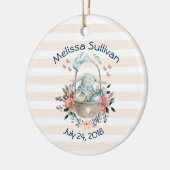 卵と花が入ったかごの中のかわいいかわいらしバニー セラミックオーナメント (左)