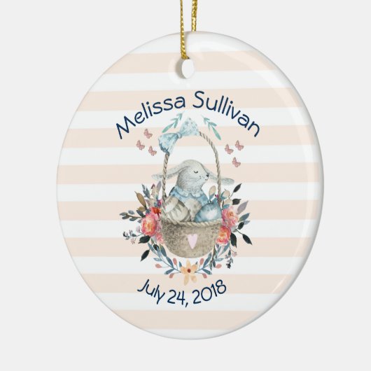 卵と花が入ったかごの中のかわいいかわいらしバニー セラミックオーナメント (左)