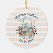 卵と花が入ったかごの中のかわいいかわいらしバニー セラミックオーナメント (裏面)