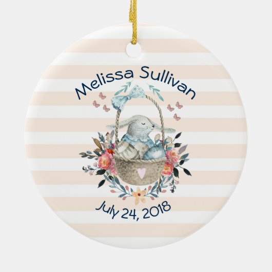 卵と花が入ったかごの中のかわいいかわいらしバニー セラミックオーナメント (裏面)