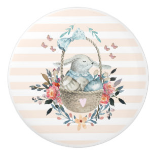 卵と花が入ったかごの中のかわいいかわいらしバニー セラミックノブ