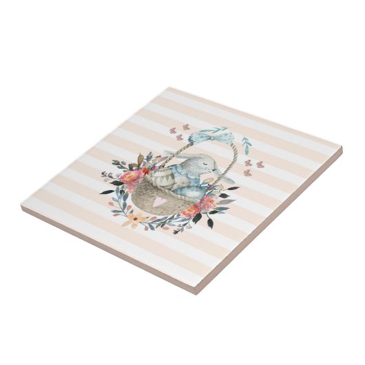 卵と花が入ったかごの中のかわいいかわいらしバニー タイル (側面)