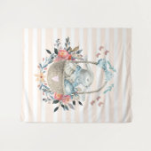 卵と花が入ったかごの中のかわいいかわいらしバニー タペストリー (正面(横))