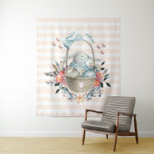 卵と花が入ったかごの中のかわいいかわいらしバニー タペストリー (インサイチュ)