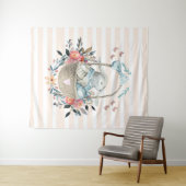 卵と花が入ったかごの中のかわいいかわいらしバニー タペストリー (インサイチュ(横))