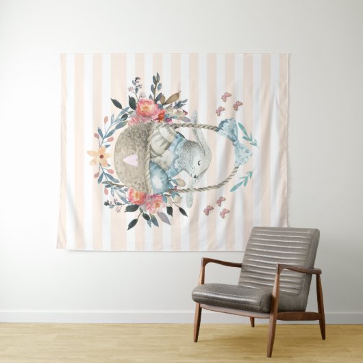 卵と花が入ったかごの中のかわいいかわいらしバニー タペストリー (インサイチュ(横))