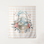 卵と花が入ったかごの中のかわいいかわいらしバニー タペストリー (正面)