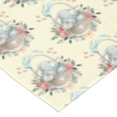 卵と花が入ったかごの中のかわいいかわいらしバニー テーブルクロス (アングル)