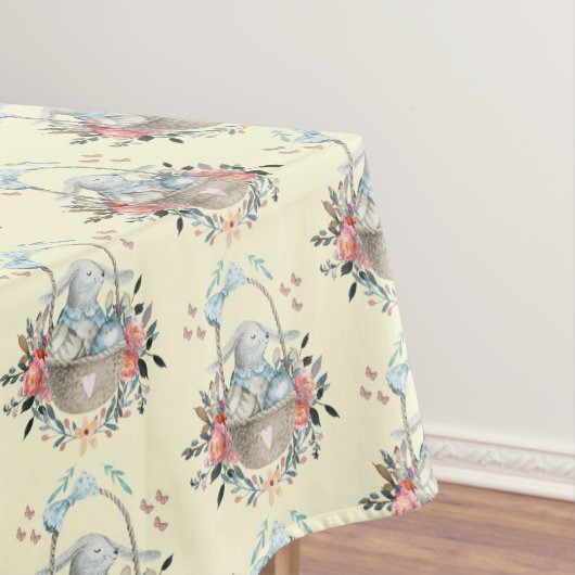 卵と花が入ったかごの中のかわいいかわいらしバニー テーブルクロス (インサイチュ)