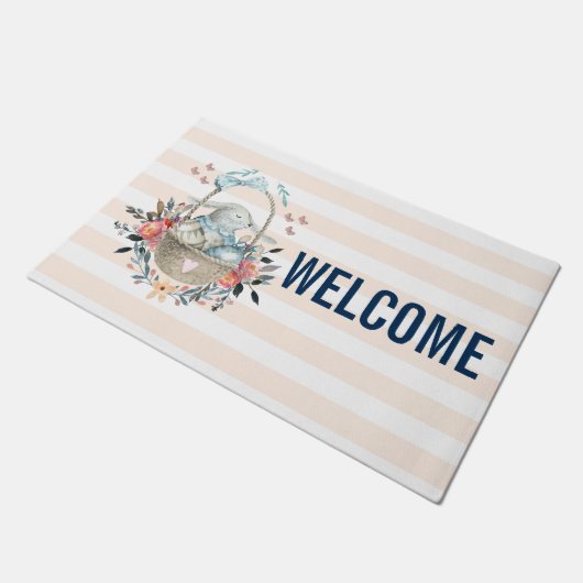 卵と花が入ったかごの中のかわいいかわいらしバニー ドアマット (アングル)