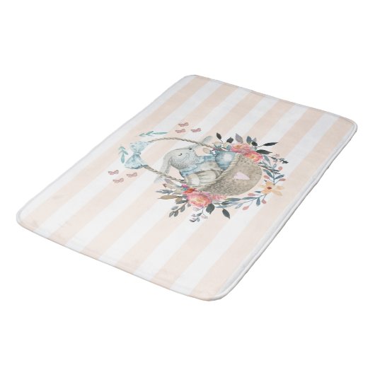 卵と花が入ったかごの中のかわいいかわいらしバニー バスマット (アングル)