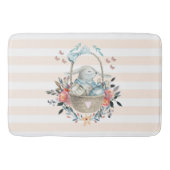 卵と花が入ったかごの中のかわいいかわいらしバニー バスマット (正面)