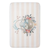 卵と花が入ったかごの中のかわいいかわいらしバニー バスマット (正面縦)