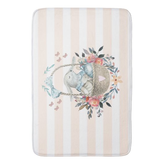 卵と花が入ったかごの中のかわいいかわいらしバニー バスマット (正面縦)