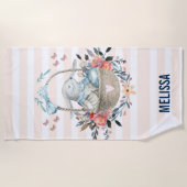 卵と花が入ったかごの中のかわいいかわいらしバニー ビーチタオル (正面)