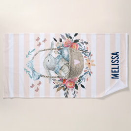 卵と花が入ったかごの中のかわいいかわいらしバニー ビーチタオル