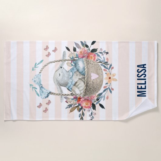 卵と花が入ったかごの中のかわいいかわいらしバニー ビーチタオル (正面)