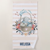 卵と花が入ったかごの中のかわいいかわいらしバニー ビーチタオル (正面)