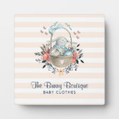 卵と花が入ったかごの中のかわいいかわいらしバニー フォトプラーク (正面)