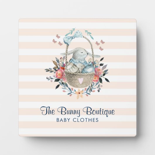 卵と花が入ったかごの中のかわいいかわいらしバニー フォトプラーク (正面)