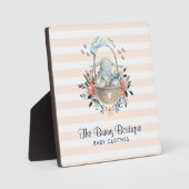 卵と花が入ったかごの中のかわいいかわいらしバニー フォトプラーク (正面)