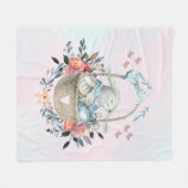 卵と花が入ったかごの中のかわいいかわいらしバニー フリースブランケット (正面(横))