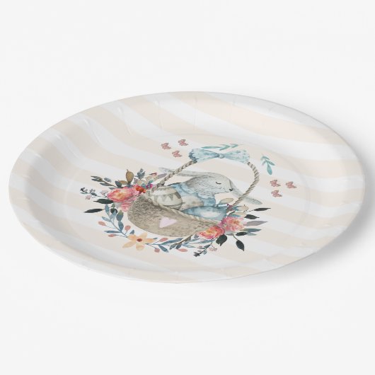 卵と花が入ったかごの中のかわいいかわいらしバニー ペーパープレート (アングル)