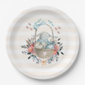 卵と花が入ったかごの中のかわいいかわいらしバニー ペーパープレート (正面)