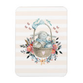 卵と花が入ったかごの中のかわいいかわいらしバニー マグネット (縦)