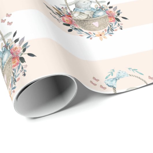 卵と花が入ったかごの中のかわいいかわいらしバニー ラッピングペーパー (ロールコーナー)
