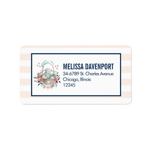 卵と花が入ったかごの中のかわいいかわいらしバニー ラベル (正面)