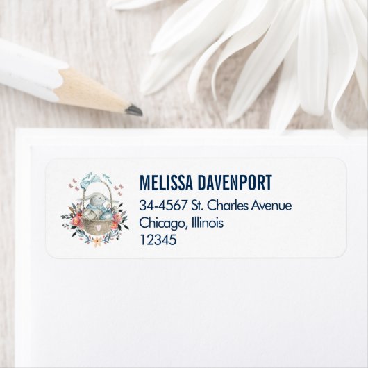 卵と花が入ったかごの中のかわいいかわいらしバニー ラベル (インサイチュ)