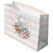 卵と花が入ったかごの中のかわいいかわいらしバニー ラージペーパーバッグ (裏面アングル)