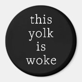 卵のトレンおもしろいグユーモアこの黄身は目覚めた マグネット (正面)