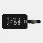 卵のトレンおもしろいグユーモアこの黄身は目覚めた ラゲッジタグ (裏面横)