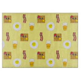 卵のフライ、ベーコン、ワッフル、オレンジジュース カッティングボード