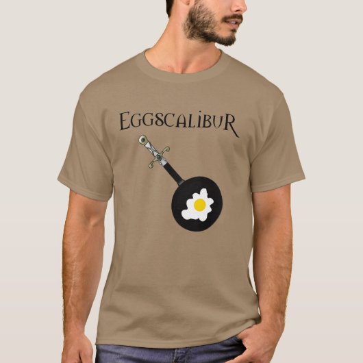 卵のワイシャツが付いているEggscaliburのフライパンの剣 Tシャツ (正面)