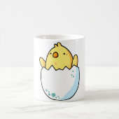 卵の中の可愛い黄色いひよこ コーヒーマグカップ (中央)