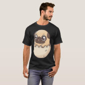 卵の中の犬、かわいいイースター・パグ、かわいい犬、パグ Tシャツ (正面フル)