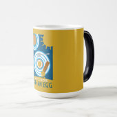 卵の壁アートに取り組む モーフィングマグカップ (正面右)