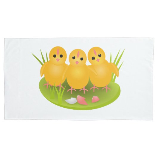 卵の殻を持った鶏が三羽 枕カバー (正面)