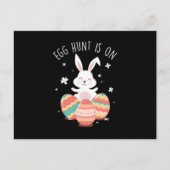 卵の狩りは、かわいいイースターバニーの休日のギフト上にある ポストカード (正面)