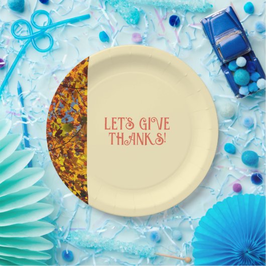 卵の白い家族が幸せ感謝していを集め与える ペーパープレート (パーティー)