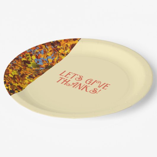 卵の白い家族が幸せ感謝していを集め与える ペーパープレート (アングル)