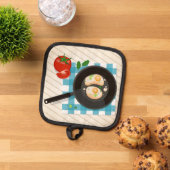 卵をフライパンに入れ、トマトとグリーンを入れて揚げる 鍋敷き (トップダウン)