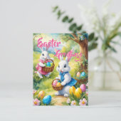 卵を持つ白いイースターカラフルウサギ ポストカード (スタンド正面)