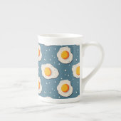 卵を青で揚げる ボーンチャイナマグカップ (右)