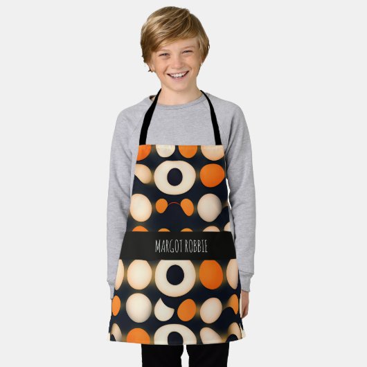 卵サークルオレンジ色の抽象芸術パターン エプロン (着用した状態)